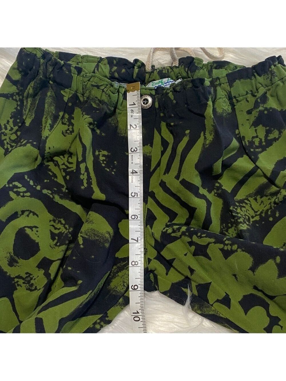 Women's Green and Black Hawaiian Patterned Capris - Picture 6 of 12
